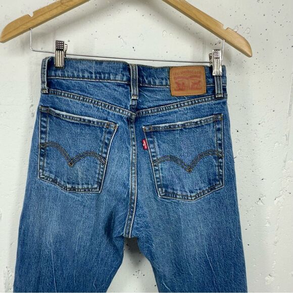 Levi's size 26 Wedgie Straight Distressed Jeans in Lasting Impression Wash - Picture 7 of 13
